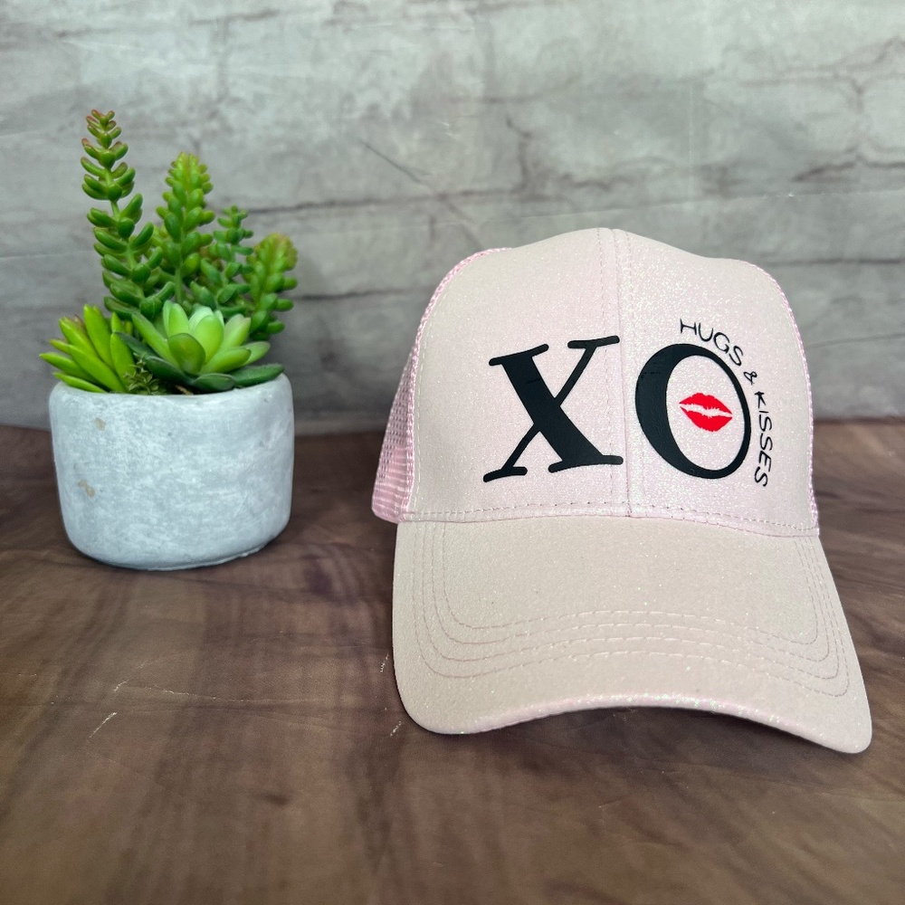 NWOT-GLITTER PONYTAIL TRUCKER HAT LIGHT PINK